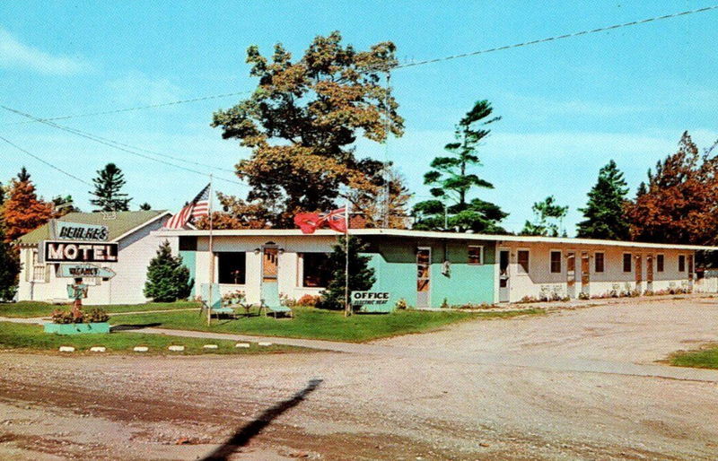 Pehlkes Motel - Old Postcard (newer photo)